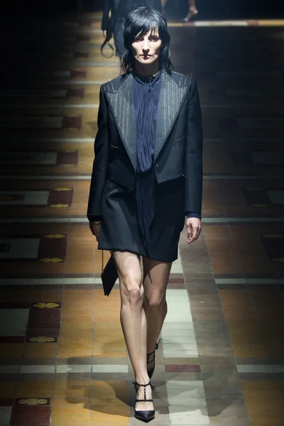 Look 16